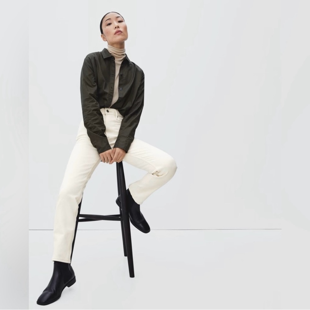 EVERLANE Original Cheeky Jean Crop. Size 26. Ecru.